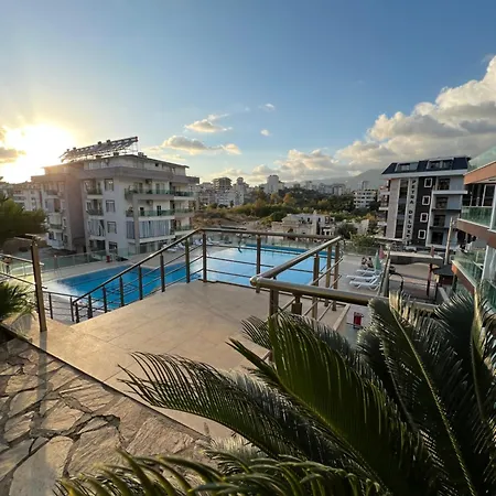 Peaceful Riverside Retreat 10-min Walk To Beach, Steps From National Park In شقة ألانيا